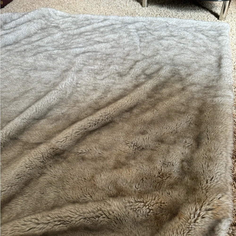 RH FUR THROW BLANKET LIGHT GREY 50x60